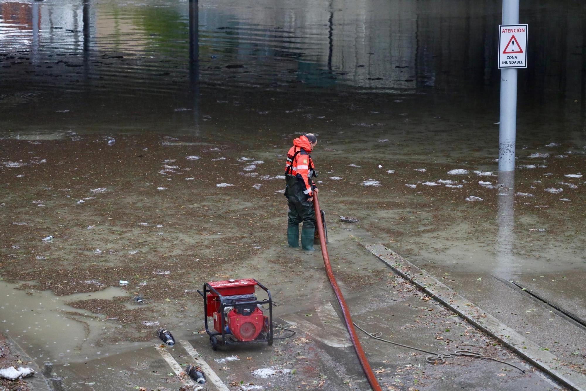En imágenes I La lluvia anega varias calles de Zaragoza y obliga a intervenir a los bomberos