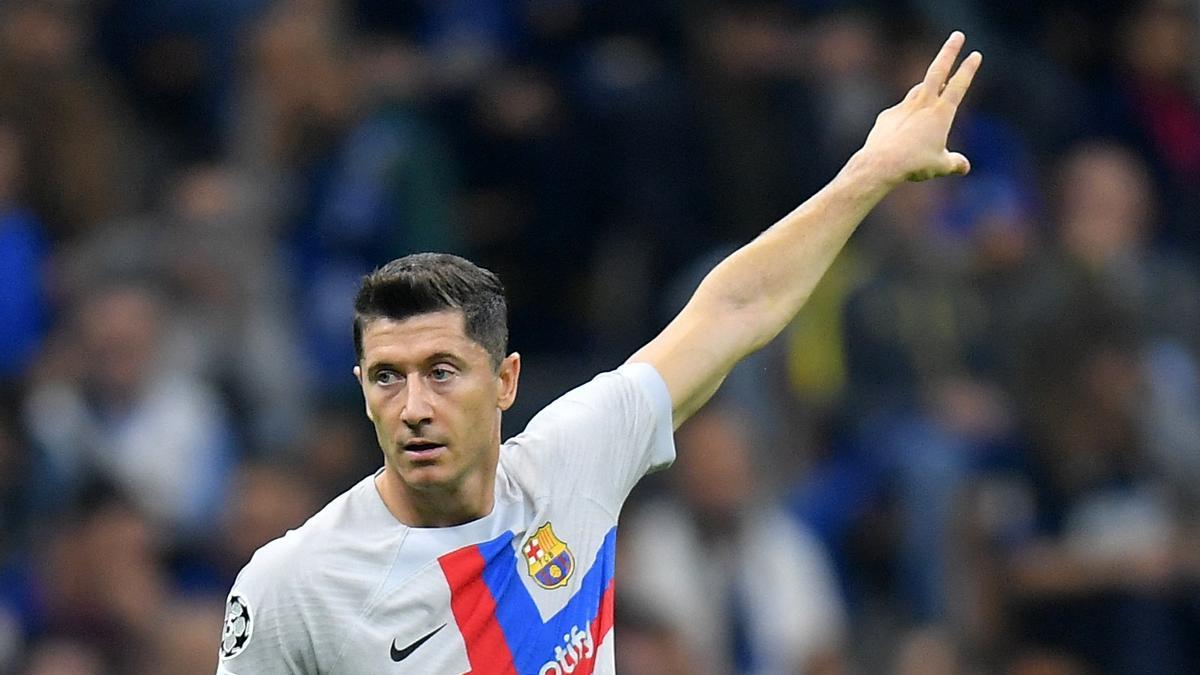 Lewandowski da una indicación durante el Inter-Barça