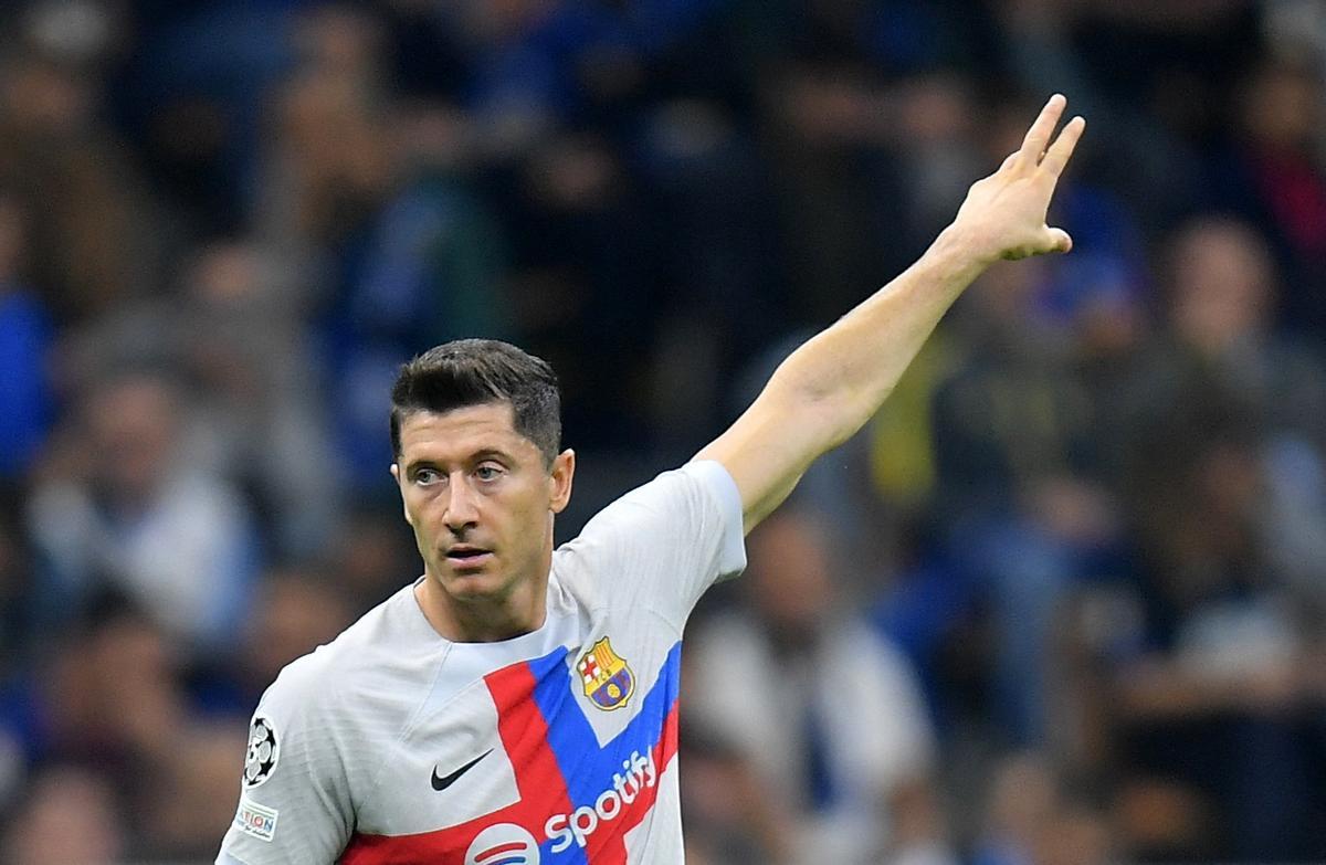 Lewandowski da una indicación durante el Inter-Barça