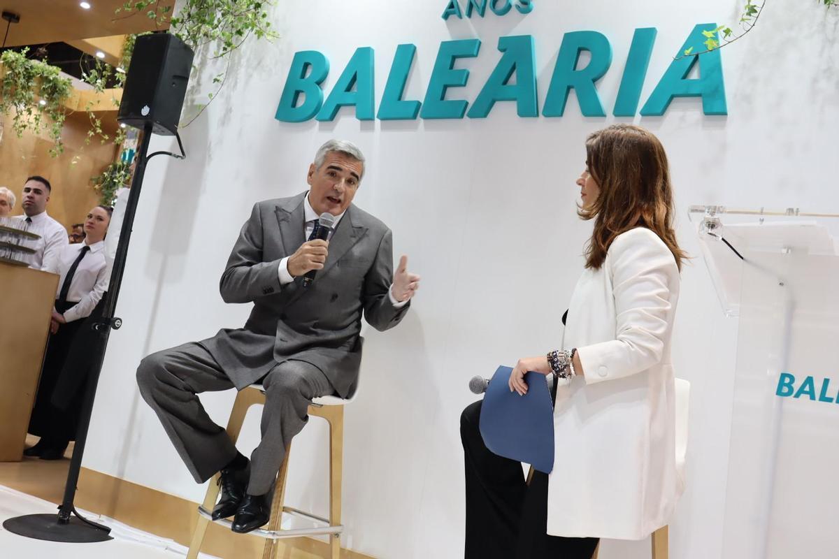 Adolfo Utor y la periodista Marta González Novo en Fitur 2023.