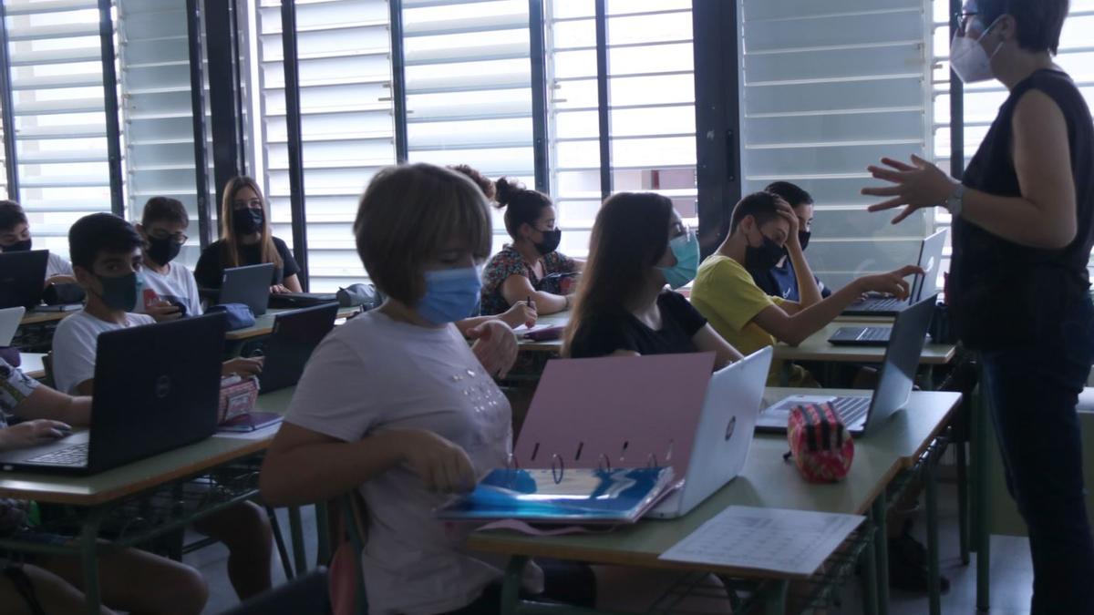 Pla obert d&#039;una professora adreçant-se als alumnes el primer dia de classe a l&#039;institut Sòl de Riu d&#039;Alcanar. Imatge del 13 de setembre de 2021