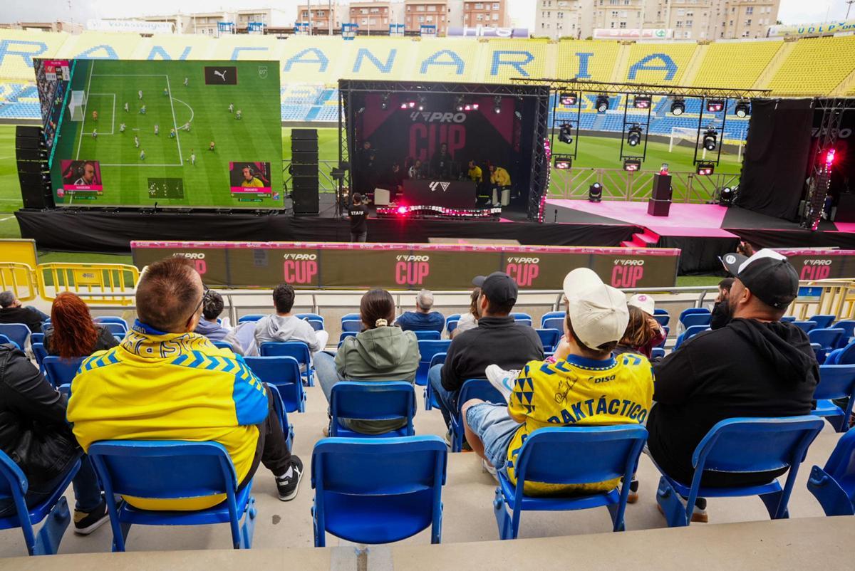 Aficionados de los EA Sports visualizan el partido entre la UD Las Palmas y el Castellón en el Estadio de Gran Canaria.