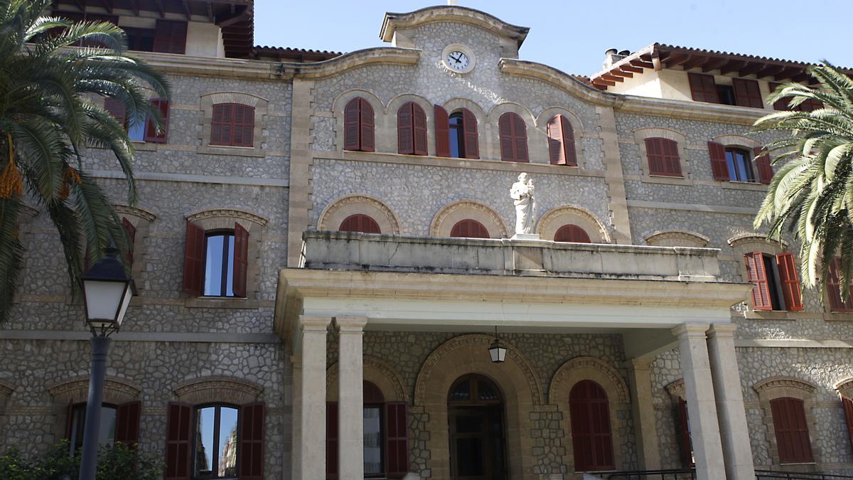 Fachada de la histórica sede de las Hermanitas de los Pobres en la calle General Riera de Palma