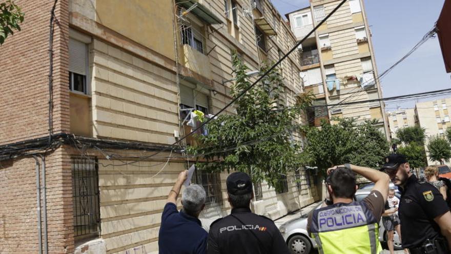 Agentes de la Policía miran el lugar desde el que se precipitó el niño.