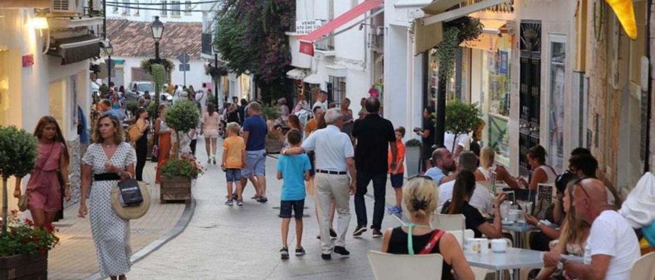 Turistas por el Casco Antiguo de Marbella.