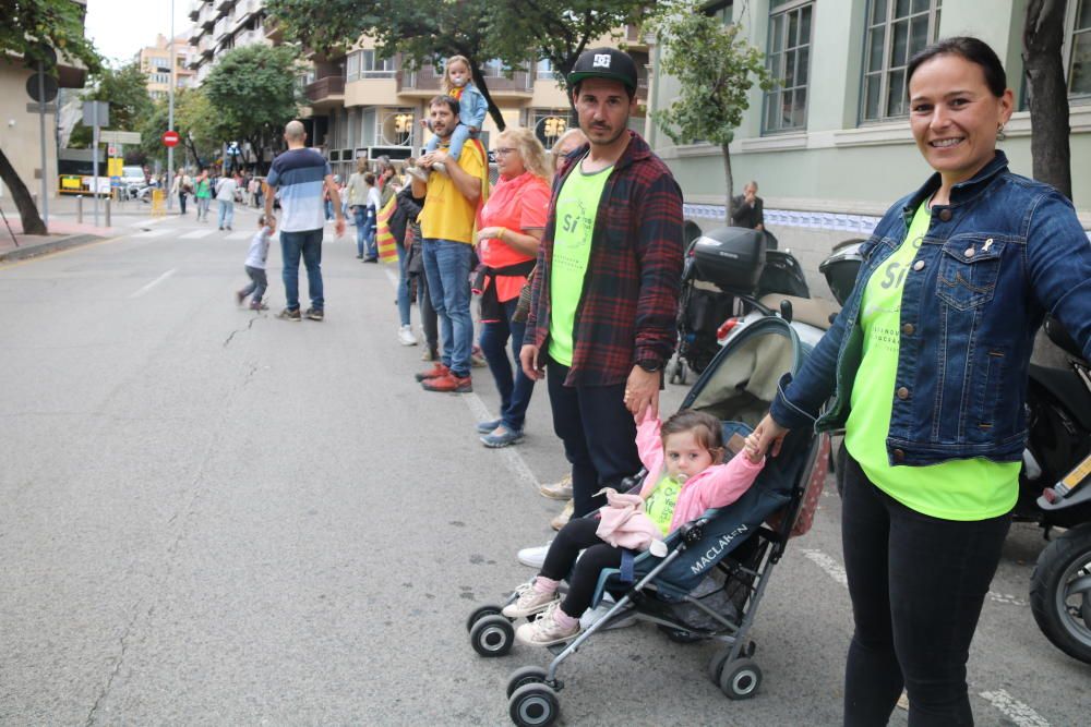 Milers de persones en la cadena humana de Sant Julià de Ramis a Aiguaviva per commemorar l'1-O