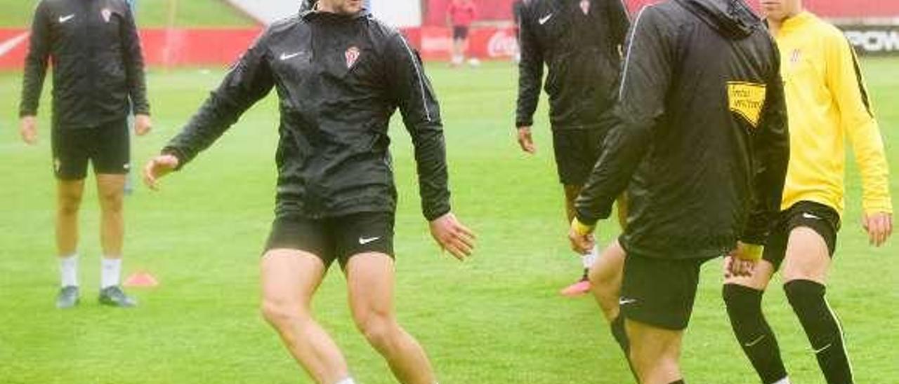 Cordero, Gragera, Murilo, Pedro Díaz (de espaldas) y Nacho Méndez, ayer por la mañana, en el entrenamiento del Sporting en Mareo.