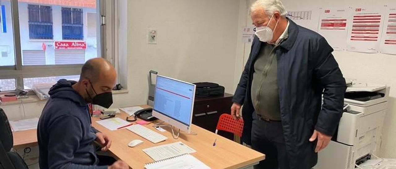 José Vicente Andrés, de la Vall d’Uixó, en el momento de registrar su candidatura en la sede del PSPV de Castelló.