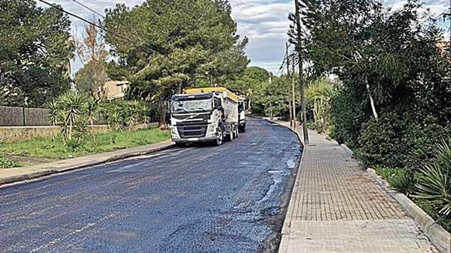 Un camiÃ³n trabajando en el asfaltado de una calle.