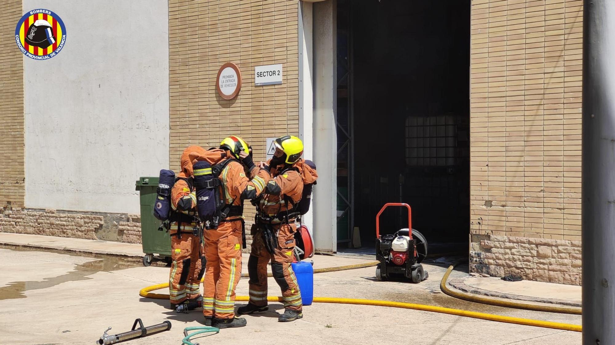 Incendio en una nave industrial de Beniparrell