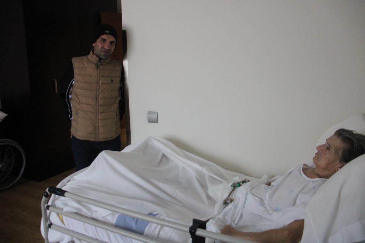 Tránsito Peña postrada en una cama junto a su hijo