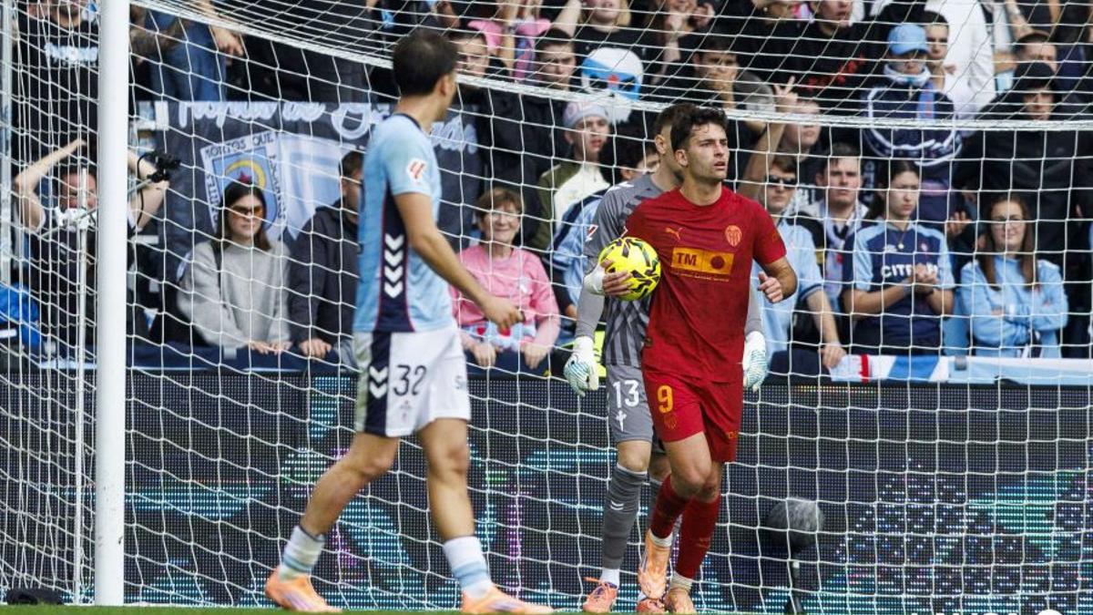 Hugo Duro recogiendo el balón