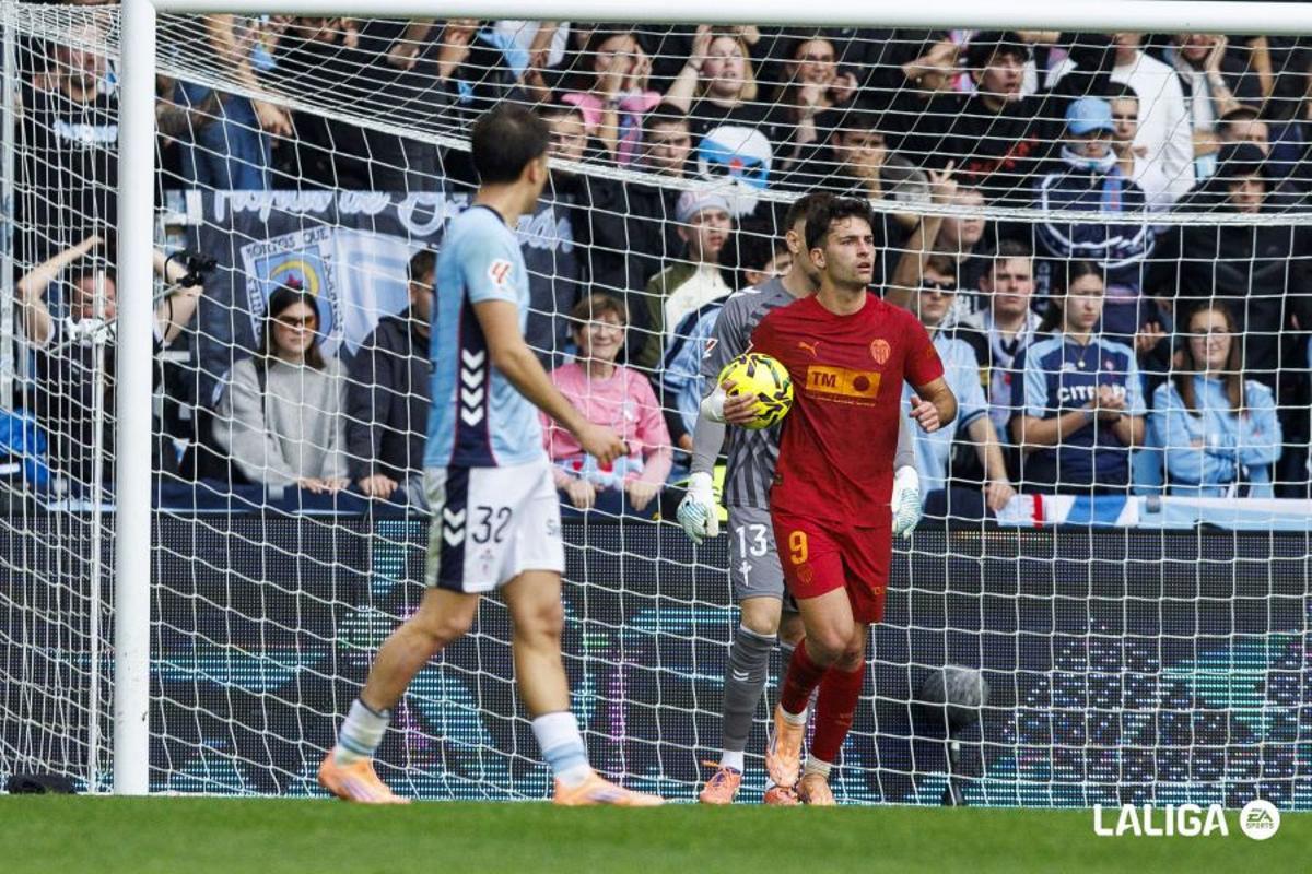 Hugo Duro recogiendo el balón