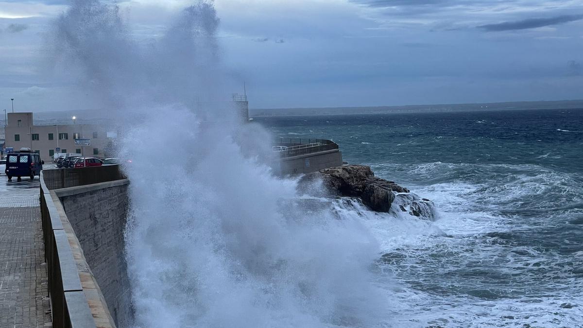 Der Sturm am Montagabend (21.11.) sorgte für hohe Wellen an der Bucht von Palma.