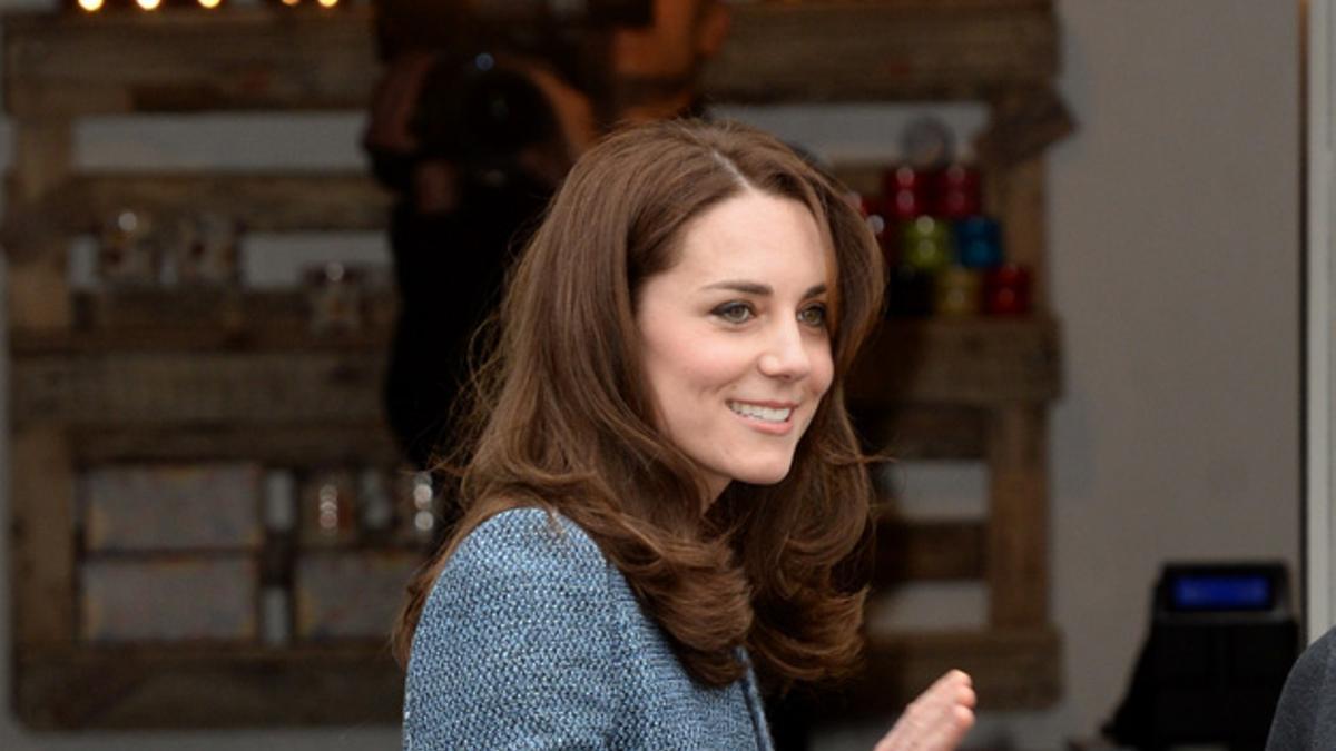 Kate Middleton en al apertura de una tienda solidaria