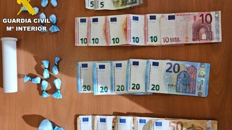 Droga y dinero intervenidos a un detenido en Oleiros con once dosis de cocaína para su venta.
