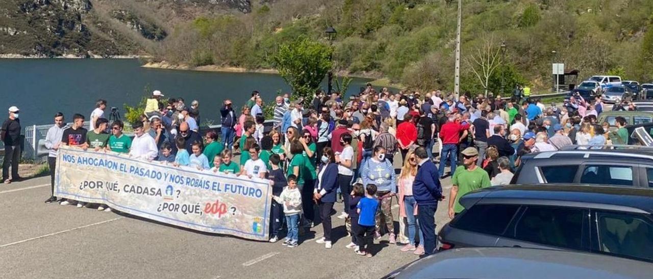 La protesta convocada el pasado 16 de abril en Tanes por el Ayuntamiento. | Vivas