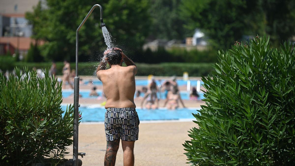 Un señor duchándose en la piscina del Actur el pasado verano