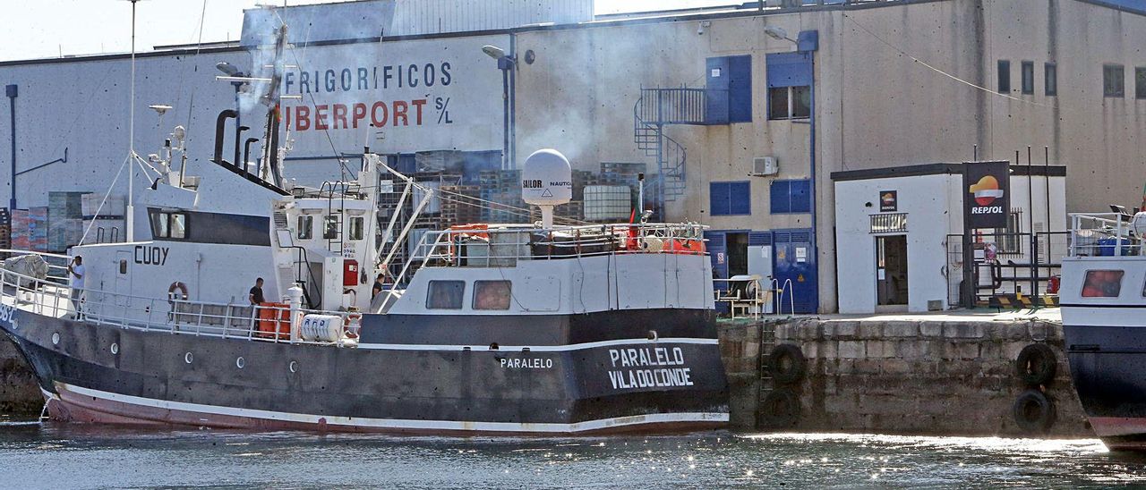 El pesquero portugués “Paralelo”, repostando en el muelle de O Berbés.