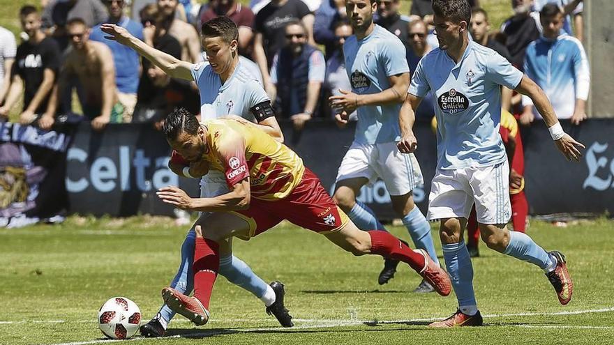 En la imagen de arriba. Dani Molina lucha con un jugador del Alcoyano por hacerse con el control del balón. En la imagen inferior, Dani Vega no llega a rematar un balón adelantado que despejó Miguel Bañuz, guardameta del Alcoyano. // Ricardo Grobas