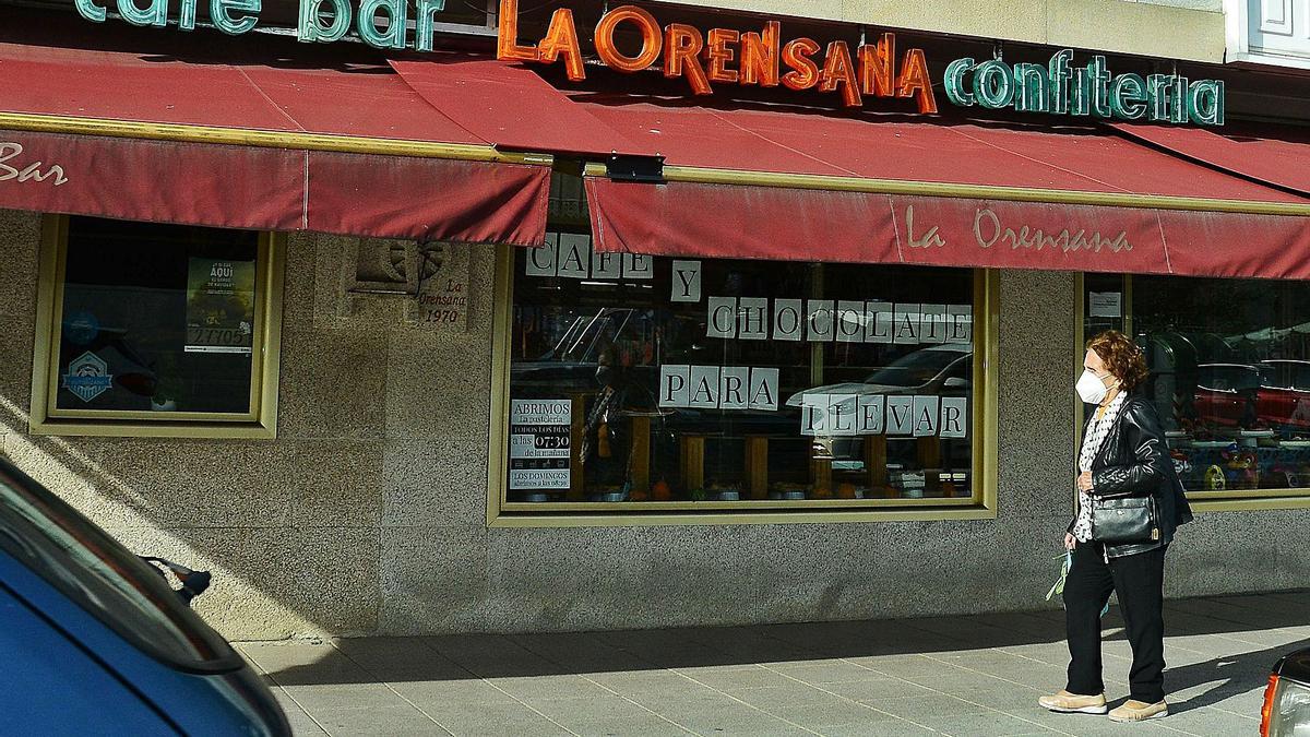 Venta de cafés para llevar, ayer, en locales del centro urbano de Moaña.   | // GONZALO NÚÑEZ