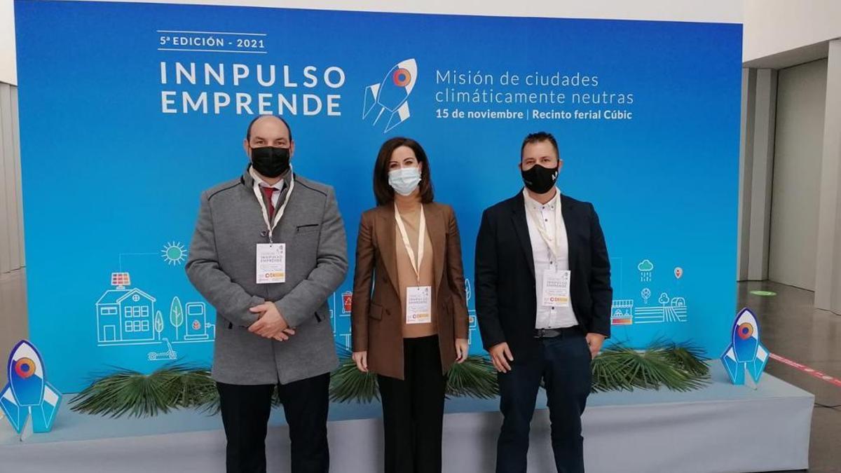 Director General, Emilio Sumelzo; Teresa Ladrero, alcaldesa de Ejea y Roberto Ortega Delegado Comercial