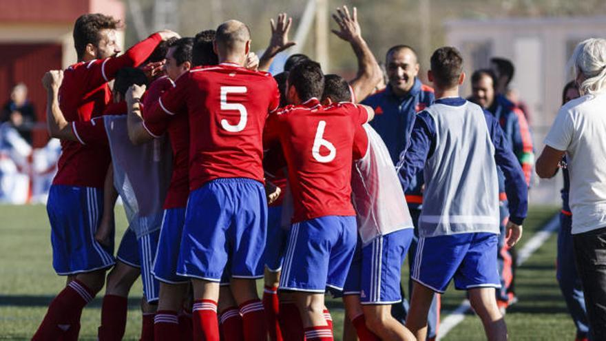 Los jugadores del Borriol celebran su gol.