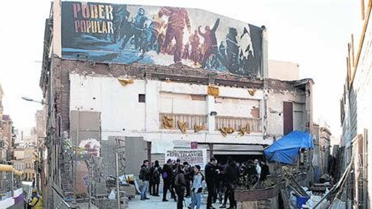 Rueda de prensa de la defensa y familiares de los encausados por los altercados tras el desalojo de Can Vies, ayer en Sants.