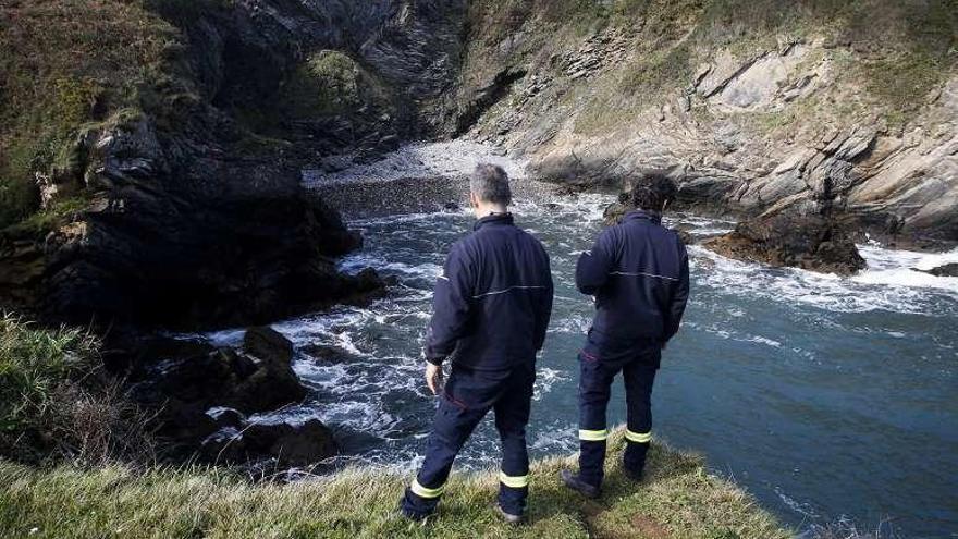 Labores de búsqueda, ayer, de Conchi Barbeira en Santa María del Mar.