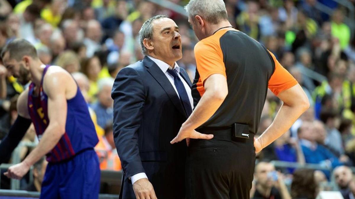 El segundo entrenador del Barcelona, Ricard Casas, discute con un árbitro tras la expulsión del primer técnico blaugrana Svetislav Pesic, durante el partido disputado ante el Fenerbahçe correspondiente a la Euroliga de baloncesto, este viernes en Est