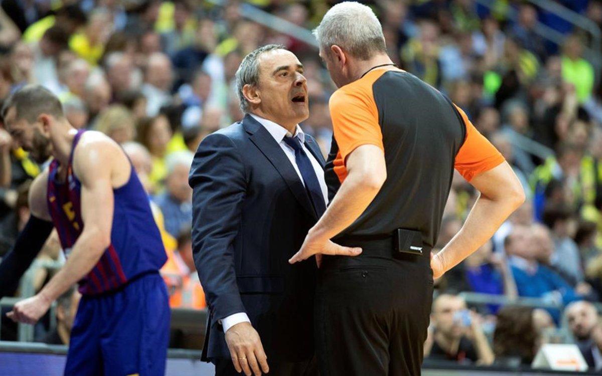 El segundo entrenador del Barcelona, Ricard Casas, discute con un árbitro tras la expulsión del primer técnico blaugrana Svetislav Pesic, durante el partido disputado ante el Fenerbahçe correspondiente a la Euroliga de baloncesto, este viernes en Est