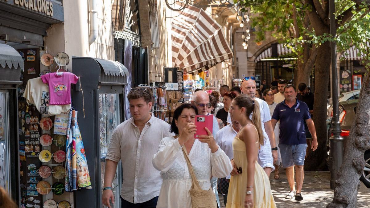 Turistas paseando por el centro de Palma este verano.