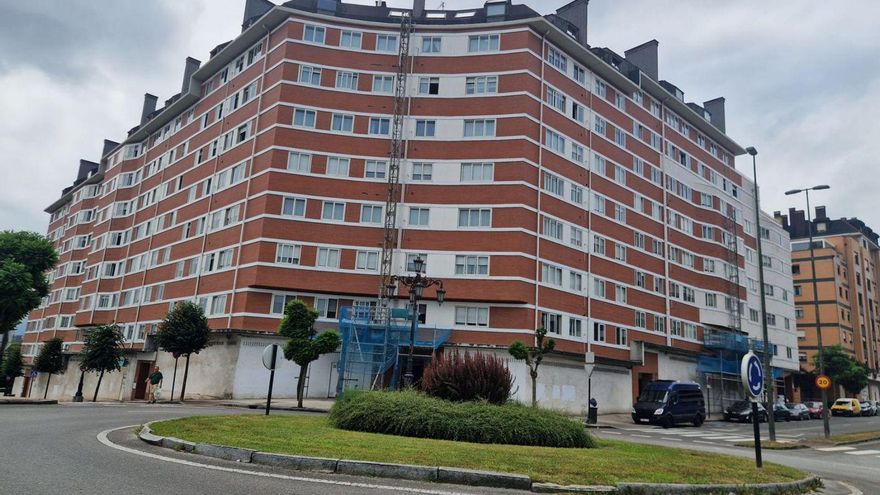 El edificio en cuyos bajos se instalará la nueva sede de Protección Civil. | LNE