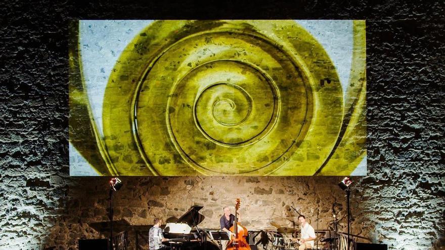 Takeo Takahashi pone música a las esculturas de Martín Chirino