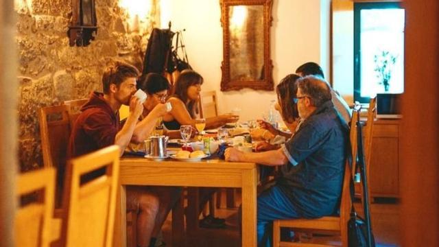 Huéspedes en un establecimiento de turismo rural de A Estrada.