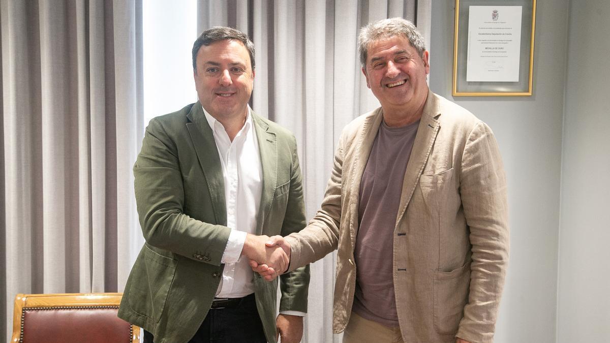 Valentín González e Raúl González asinaron o convenio de colaboración.