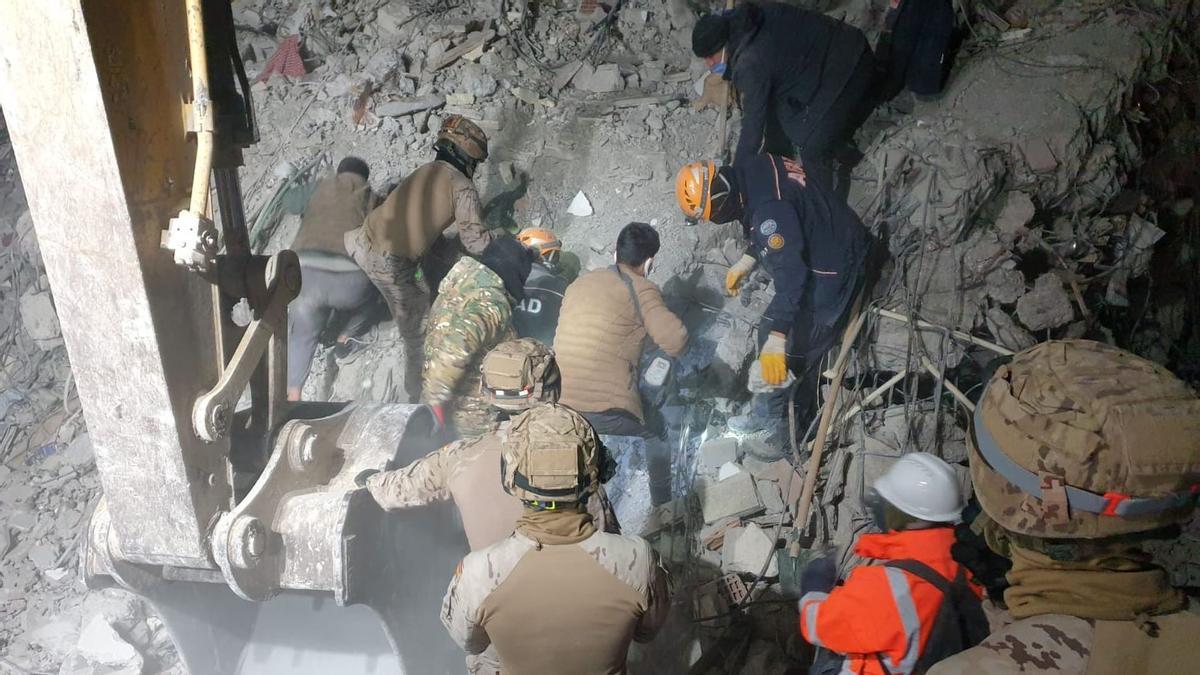 Rescate de un niño de siete años vivo entre los escombros de uno de los edificios derruidos en la zona céntrica de Iskenderun por parte de la Marina española.