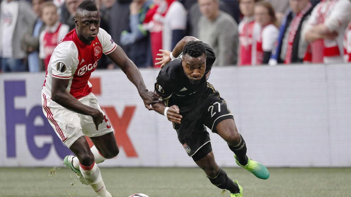 Davinson, central del Ajax, en una acción del último partido del equipo holandés, contra el Olympique de Lyon (4-1) en la Europa League