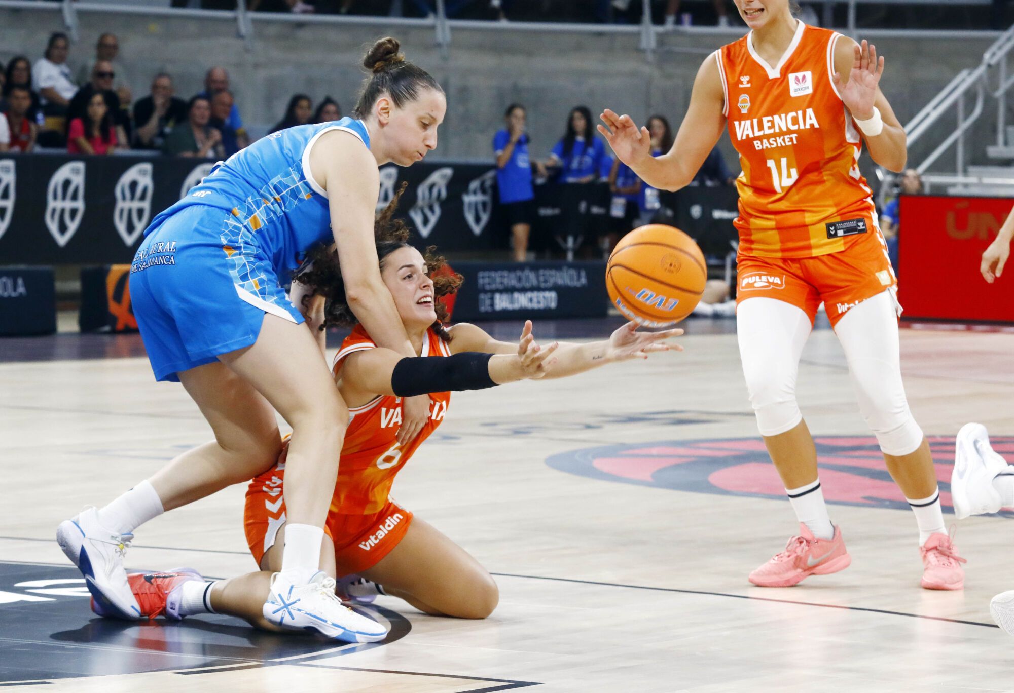 En imágenes | Gran ambiente en las gradas del Palacio de los Deportes de Huesca en las semifinales de la Supercopa femenina de baloncesto