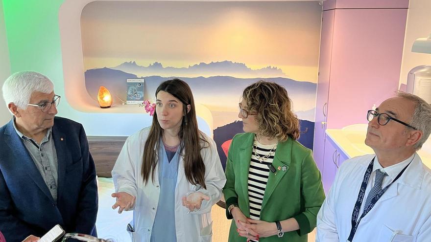 El conseller Manel Balcells i la consellera Tània Verge parlen amb responsables del centre de naixements que ha reobert a Martorell