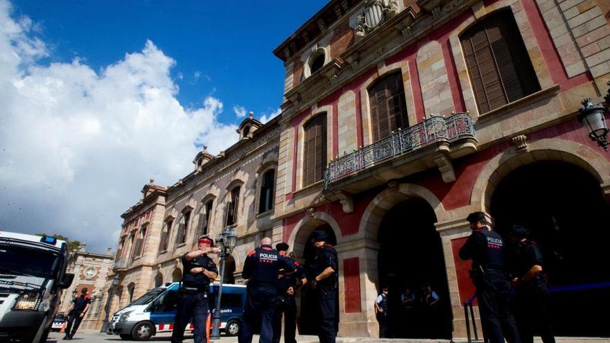 Declaració d&#039;Independència | La policia protegeix el Parlament.