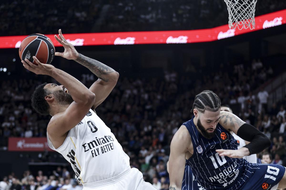 ISTANBUL (Turkey), 04/12/2025.- Isaia Cordinier (R) of Anadolu Efes in action against Trey Lyles (L) of Real Madrid during the Euroleague Basketball match between Anadolu Efes and Real Madrid in Istanbul, Turkey, 04 December 2025. (Baloncesto, Euroliga, Turquía, Estanbul) EFE/EPA/ERDEM SAHIN