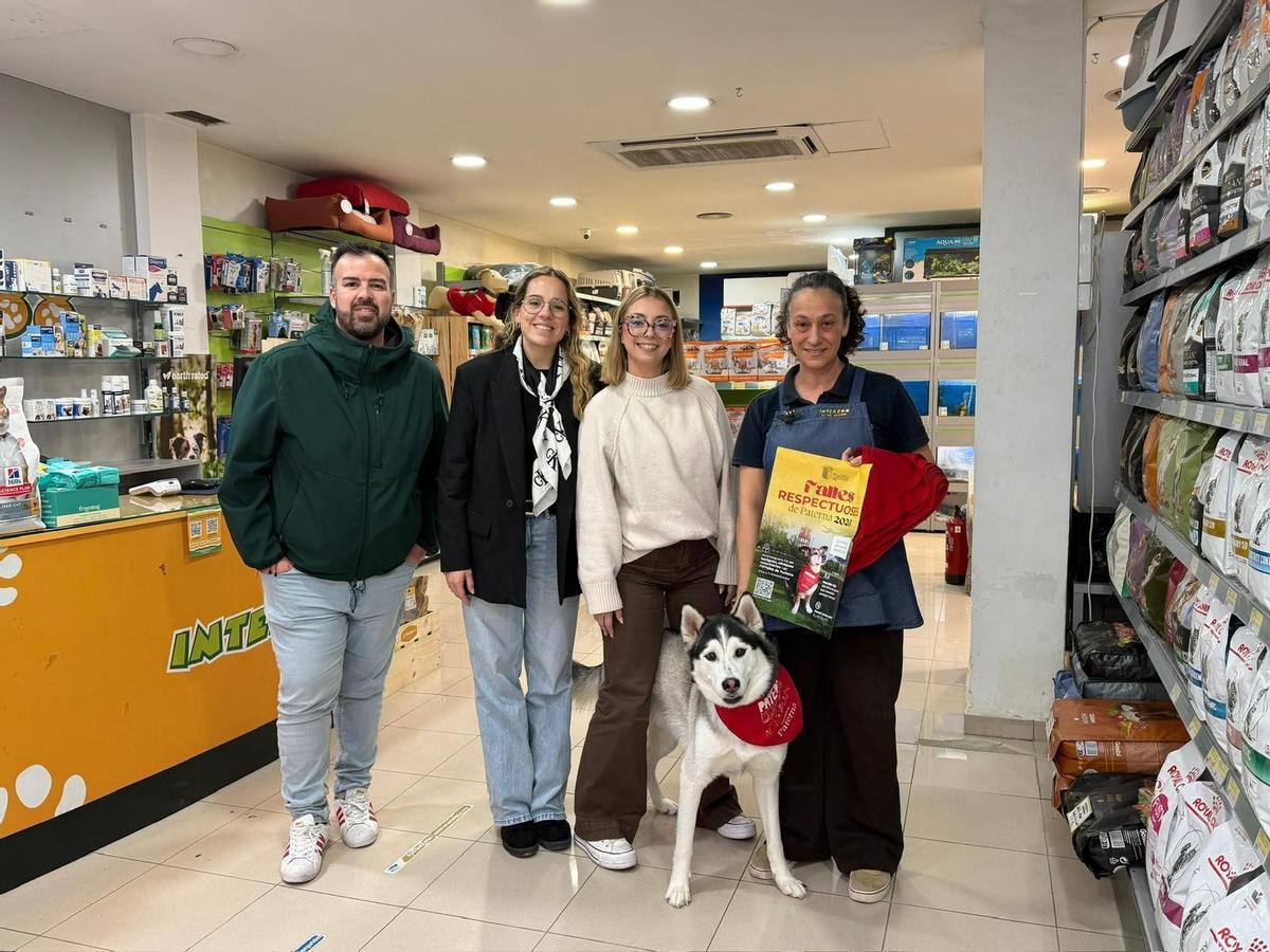 La edila de Bienestar Animal Johana Gómez, la de Fallas Andrea López y el edil de Comercio Lucas Jodar, en un comercio.