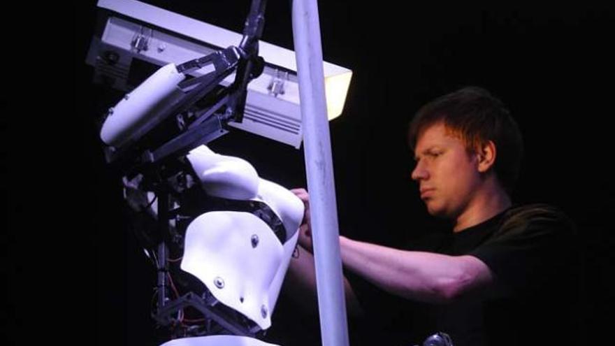 Un operario prepara un robot en la feria CeBit de Hannover.