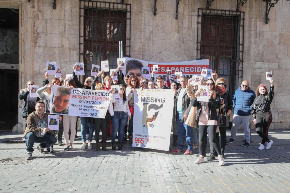 El alcalde de Orihuela ha mostrado su apoyo a la familia del joven desaparecido el 1 de enero en la Costa, Henry Alejandro, en una concentración en el Ayuntamiento