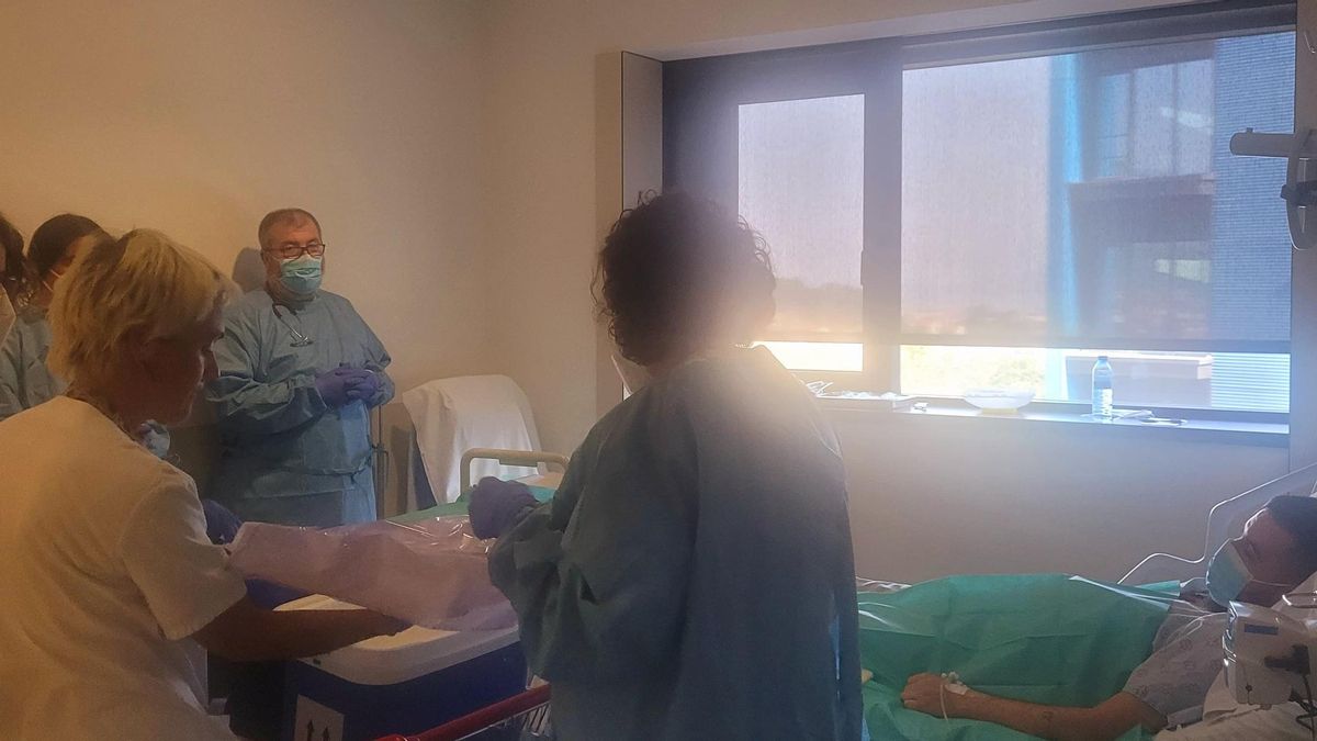 Momento de la administración de la terapia génica contra la hepatitis B en el hospital Álvaro Cunqueiro de Vigo.