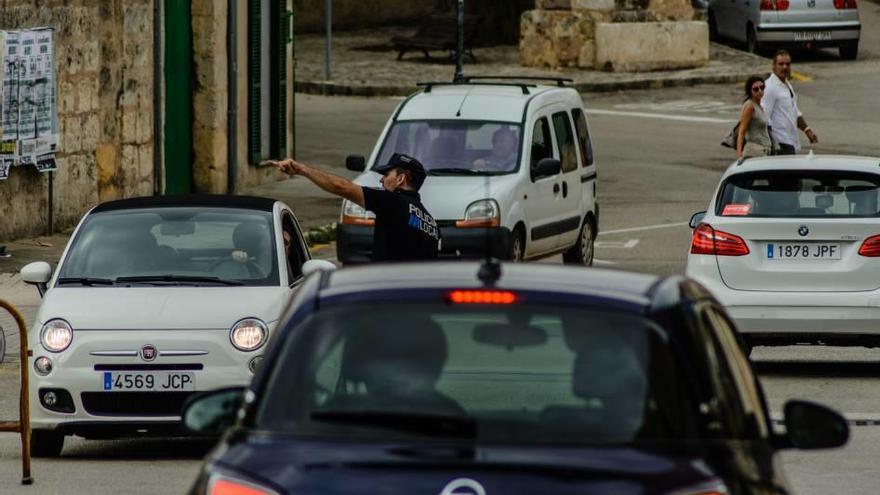 Un policía local informa en Sineu a conductores afectados por el cierre de carreteras, ayer.