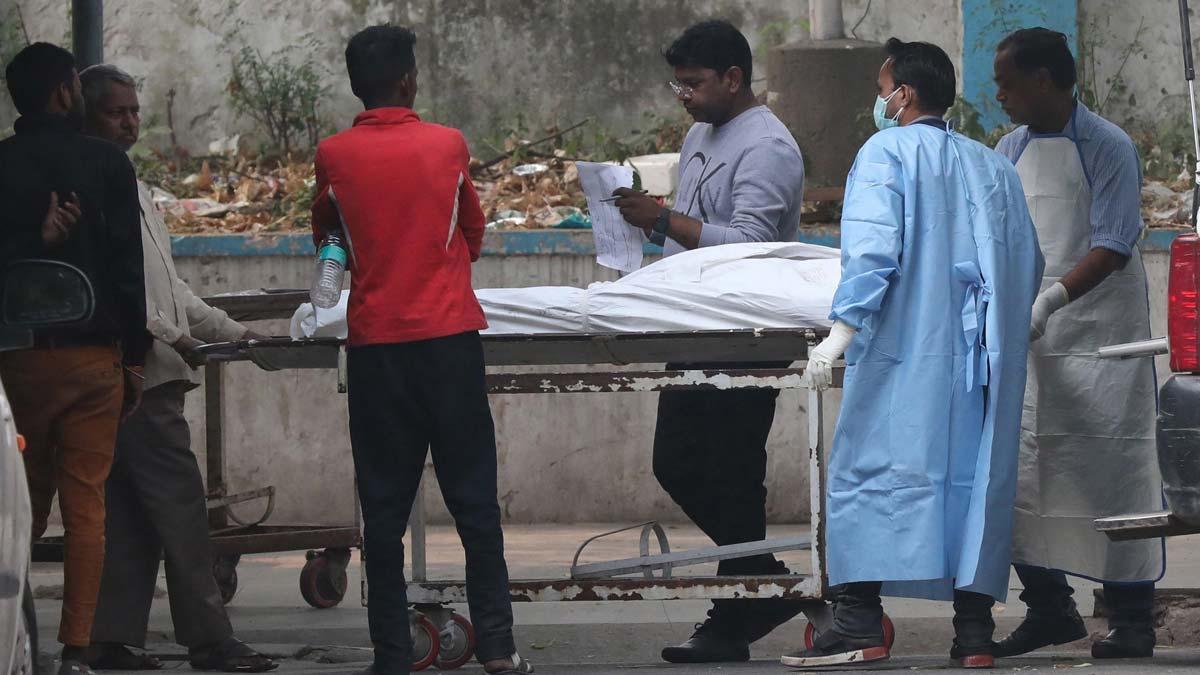 Al menos 43 muertos en el incendio en una fábrica de Nueva Delhi (India)