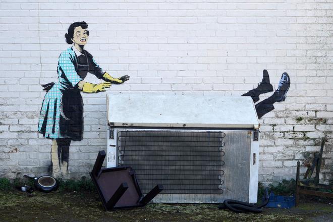 Banksy pinta una obra de arte que representa la violencia contra la mujer