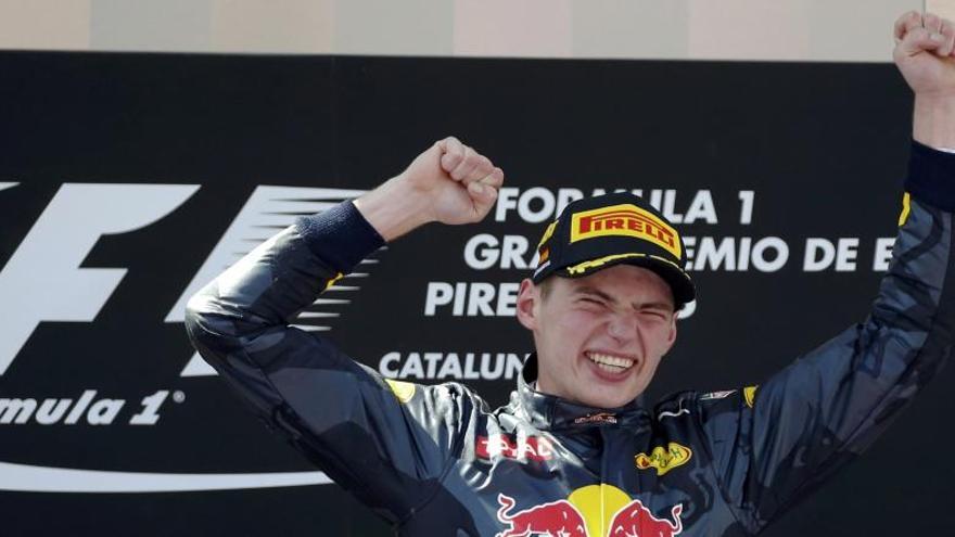 Max Verstappen celebra la victòria al podi